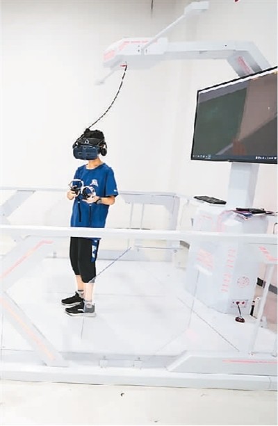 学生体验VR科技。