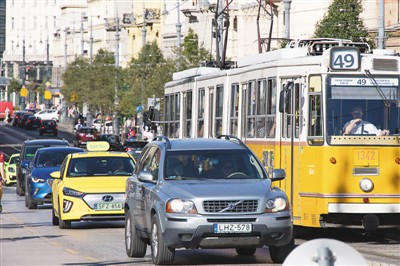 图为在匈牙利布达佩斯市中心行驶的车辆。弗尔季·奥蒂洛摄（新华社发）