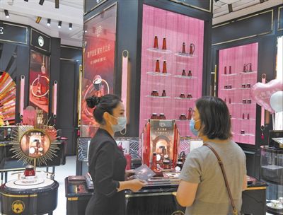 图为消费者在上海家化旗下品牌“双妹”柜台选购化妆品。