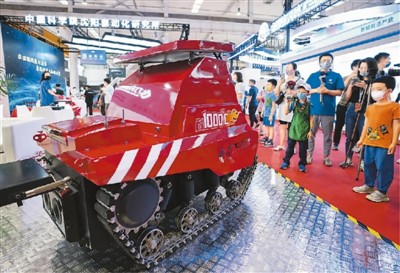 2022世界机器人博览会“机器人+应急与安全”区域展示的一款耐高温消防灭火机器人。新华社记者 鞠焕宗摄