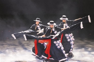 图为舞蹈家杨丽萍（中）在抖音“舞韵千年”直播演出现场。