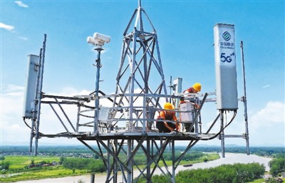 安徽移动铜陵分公司工作人员在铜陵市义安区胥坝乡5G基站铁塔上调测天线。过仕宁摄（人民图片）