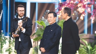 李雪健（中）、张艺谋（右一）为本届北影节“天坛奖”最佳影片《一个不愿观看<泰坦尼克号>的盲人》颁奖。主办方供图