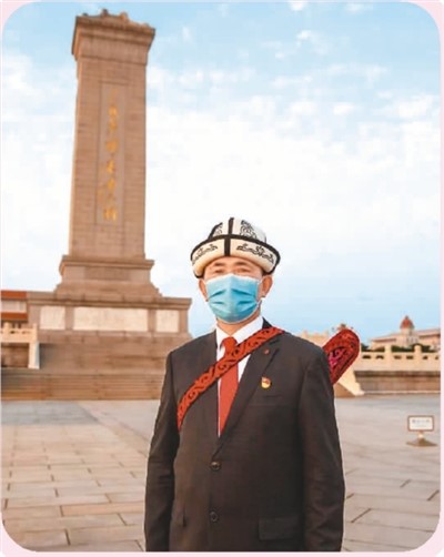 阿布都加帕尔·猛德在人民英雄纪念碑前留影。（图片来自“人民日报”微信公众号）