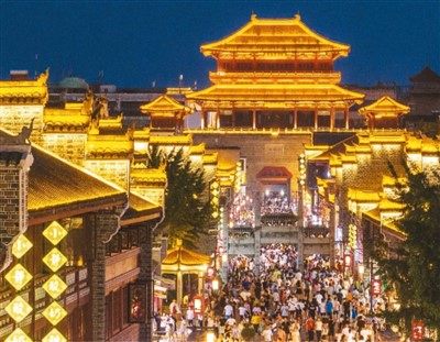 市民游客夜游湖北省襄阳古城。杨 东摄（人民图片）