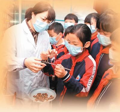 重庆市永川区三教镇卫生院邀请小学生走进中医馆参观。陈仕川摄（人民视觉）