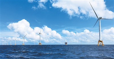 在福建省长乐海上风电场，风力发电机组在稳定运行。资料图片