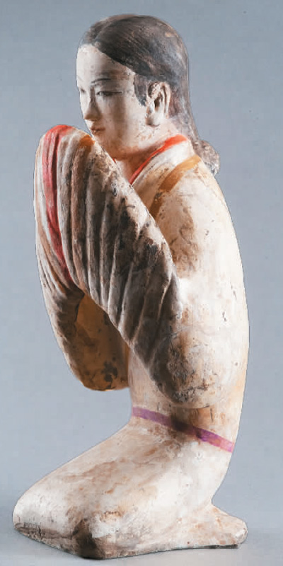 西汉塑衣式拱手跽坐女俑。