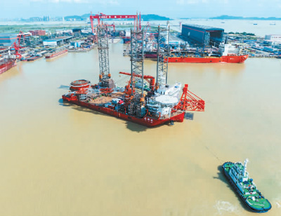 6月29日，由中国三峡集团投资建造的中国首艘2000吨级海上风电安装平台——“白鹤滩”号在广东省广州市顺利出坞下水。程林摄