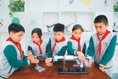 江苏省苏州市高新区西渚实验小学的科技教室里，学生们在观察航天模型构造。海外网 李帛尧摄