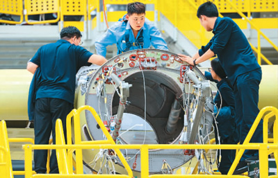 2022年11月7日，工程师在珠海中航通飞华南飞机工业有限公司AG600M总装线上进行发动机总装作业。新华社记者  刘大伟摄