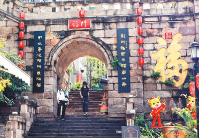 重庆市南岸区近年来因地制宜对城市老街进行改造升级。图为游客在该区龙门浩老街游览。新华社记者  刘  潺摄