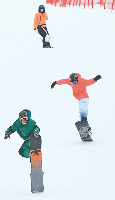 滑雪爱好者在吉林省万科松花湖度假区滑雪场滑雪。新华社记者 许 畅摄