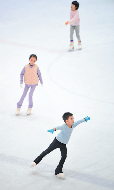 小朋友在江西省赣州市章贡区万象城滑冰场练习滑冰。赣州市积极推动冰雪运动进校园、进社区等活动，吸引青少年群体广泛参与。胡江涛摄（人民视觉）