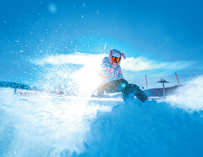 吉林省长白山鲁能胜地度假区，游客正在滑雪。刘以晴 施 维摄影报道