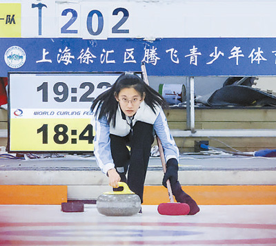 上海市第十七届市运会冰壶比赛中，徐汇冰壶队队员王卓仪正在掷壶。巨云鹏 李铭珅摄影报道