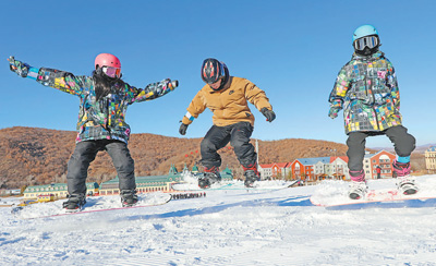 滑雪爱好者在内蒙古自治区呼伦贝尔市扎兰屯金龙山滑雪场滑雪。韩 冷摄（人民视觉）