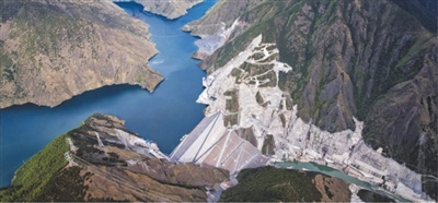 1月11日，四川省甘孜藏族自治州，雅砻江两河口水电站三期蓄水工程建设有序推进。两河口水电站总装机300万千瓦，电站库容108亿立方米，是西部大开发优化能源供给侧结构性调整的战略工程。