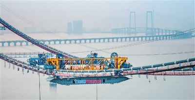 1月12日，深中通道伶仃洋大桥首榀箱梁成功吊装，大桥建设再次取得突破性进展。