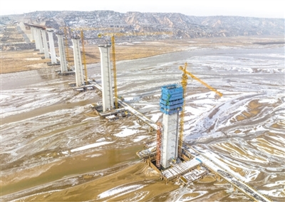 1月17日，山西省运城市临猗黄河大桥项目施工现场。