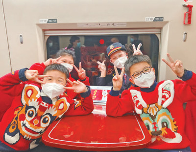 1月25日，G4052次列车工作人员与小旅客合影留念。丁 波摄（影像中国）