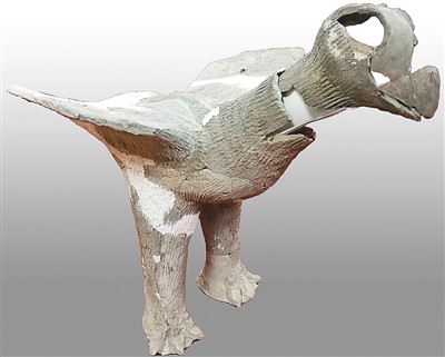 图为石峁遗址出土的陶鹰。陕西省考古研究院供图