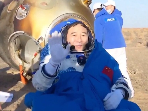 神舟十六号航天员乘组安全顺利出舱