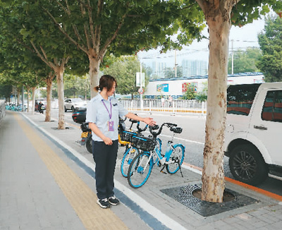 北京市通州区城市管理员胡颖在巡查街道。