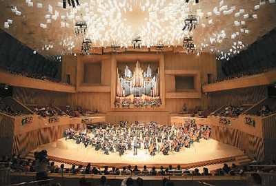 哈尔滨交响乐团在演出。