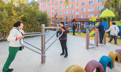 图为玉泉区滨江花园小区居民在改造后的健身区锻炼身体。丁根厚摄（人民视觉）