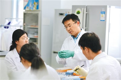 严建兵（右二）带领科研团队在实验室工作。