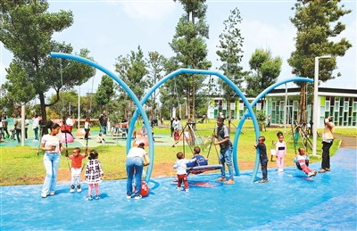 图为当地孩子们在亚的斯亚贝巴河岸绿色发展项目的儿童乐园玩耍。