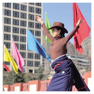 返乡创业的藏族姑娘拉姆在表演锅庄舞。九寨沟县委宣传部供图