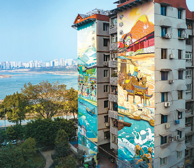 近日，重庆市巴南鱼洞街道鱼轻路的部分老旧小区墙面被粉刷一新，一面面色彩斑斓的彩绘墙让人眼前一亮。王欣悦 刘纪湄摄影报道
