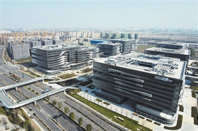 位于浙江杭州的算力小镇，以产学研一体的算力研究院与超算企业为抓手，有力助推城市的创新转型与发展。图为从空中俯瞰中国（杭州）算力小镇。龙 巍摄