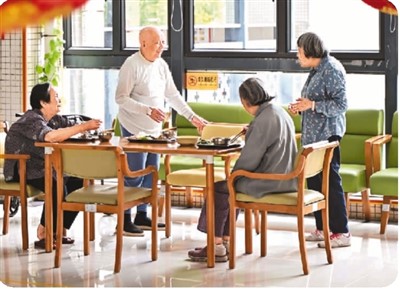 入住广州市南沙区养老院的老人们相互交谈。中新社记者 陈骥旻摄