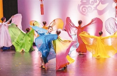 二〇二三年，美国俄亥俄州几所中文学校联合举办的“中国节”活动期间的舞台表演。