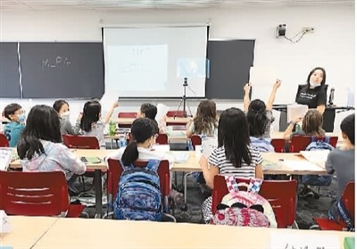 美国俄亥俄州现代中文学校中文班的双师课堂。