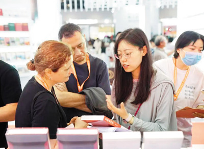 中方工作人员正在向海外出版人介绍“新时代山乡巨变创作计划”入选图书。陈泽宇摄
