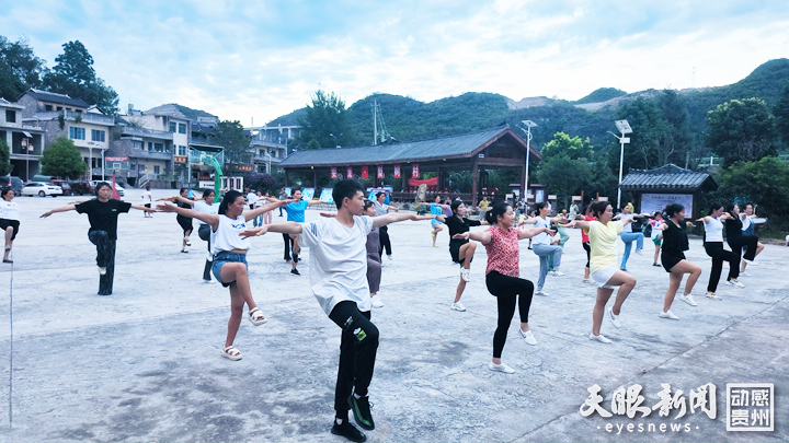 天博体育官方平台入口从富春山居到万峰山居｜乡村振兴让美丽中国画卷徐徐展开(图9)