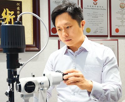 香港眼科医生何俊浩在整理仪器。新华社记者 谭佳铭摄