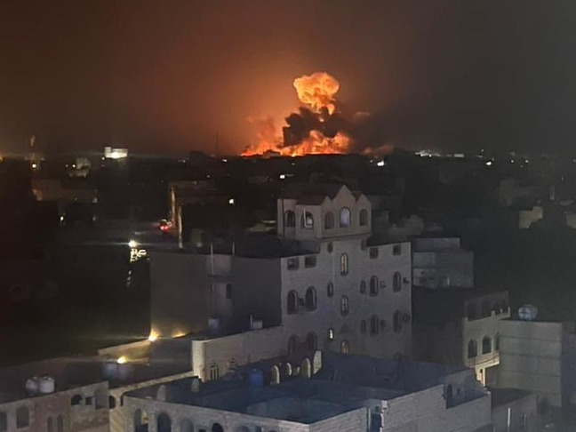 美英对也门胡塞武装目标发动空袭 萨那等地传出爆炸声