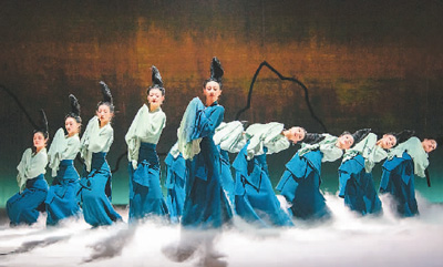 舞蹈诗剧《只此青绿——舞绘〈千里江山图〉》剧照。香港特区政府康乐及文化事务署供图