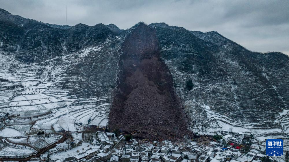 云南昭通市镇雄县发生山体滑坡部队官兵和民兵紧急救援