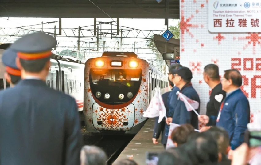 图为彩绘列车“SIRAYA西拉雅号”。图片来源：台湾《联合报》侯永全摄