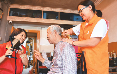 养老院住进青年志愿者