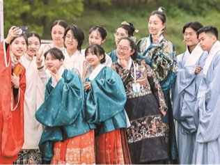 国风华服，秀出“Z世代”的文化表达（有一种风华叫中国·华服风①）