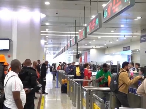 免签新政试行 上海浦东机场迎来首批入境旅客