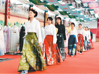 传统服饰，催生产业“新蓝海”（文化中国行·有一种风华叫中国·华服风③）