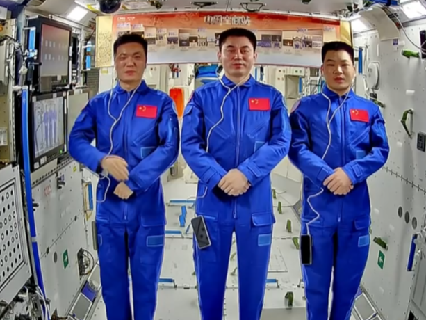 “中国红”闪耀太空 为新时代蓬勃发展的中国航天事业点赞